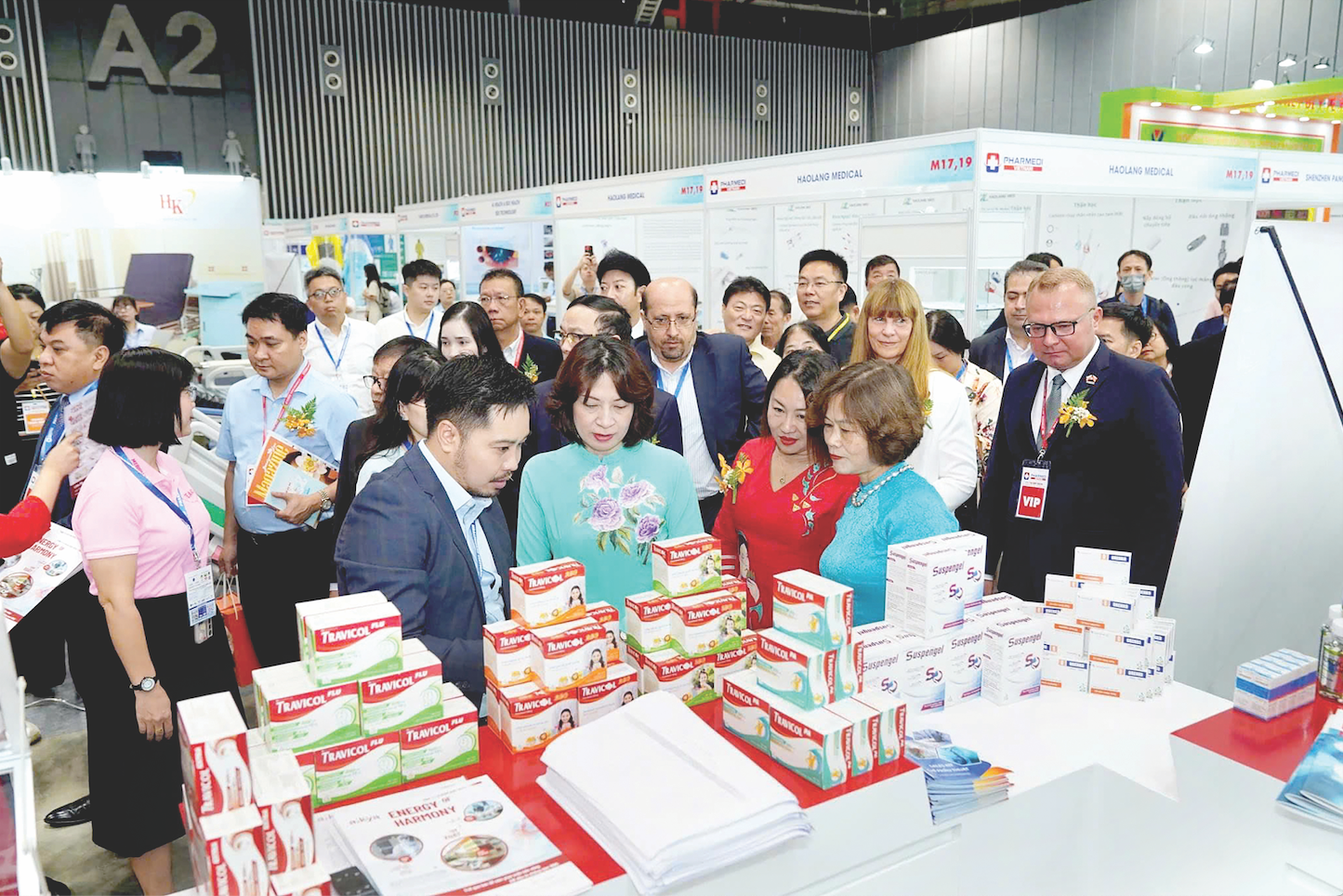 Thứ trưởng Bộ Y tế tham quan khu vực trưng bày của Dược AIKYA tại Triển lãm Pharmedi VietNam 2024