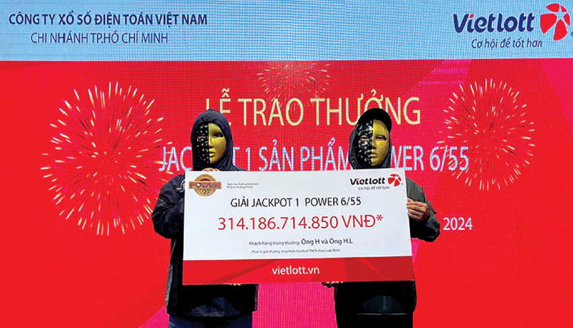 Anh H. và anh H.L. – 2 người chơi đến từ TP. Hồ Chí Minh cùng nhận giải Jackpot 1 sản phẩm xổ số tự chọn Power 6/55 kỳ QSMT 01020 với tổng giá trị giải thưởng hơn 314 tỷ đồng