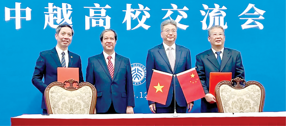 Trong chuyến thăm và làm việc với các cơ sở giáo dục đại học kỹ thuật hàng đầu tại thủ đô Bắc Kinh và thành phố Thượng Hải của nước Cộng hoà Nhân dân Trung Hoa do Bộ trưởng GD-ĐT Nguyễn Kim Sơn dẫn đầu, PGS.TS. Nguyễn Thanh Chương - Chủ tịch Hội đồng Trường ĐHGTVT cùng GS.TS. Cao Lượng - Phó Hiệu trưởng Trường Đại học Giao thông Bắc Kinh đã trao thoả thuận hợp tác chiến lược giữa hai Nhà trường