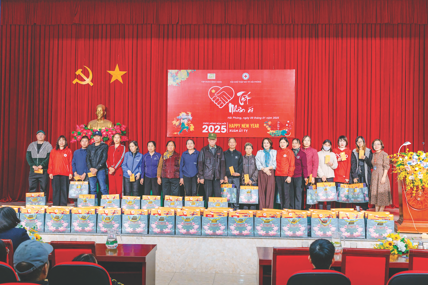 Trao quà Tết cho các hộ nghèo tại phường Đông Hải 2, quận Hải An