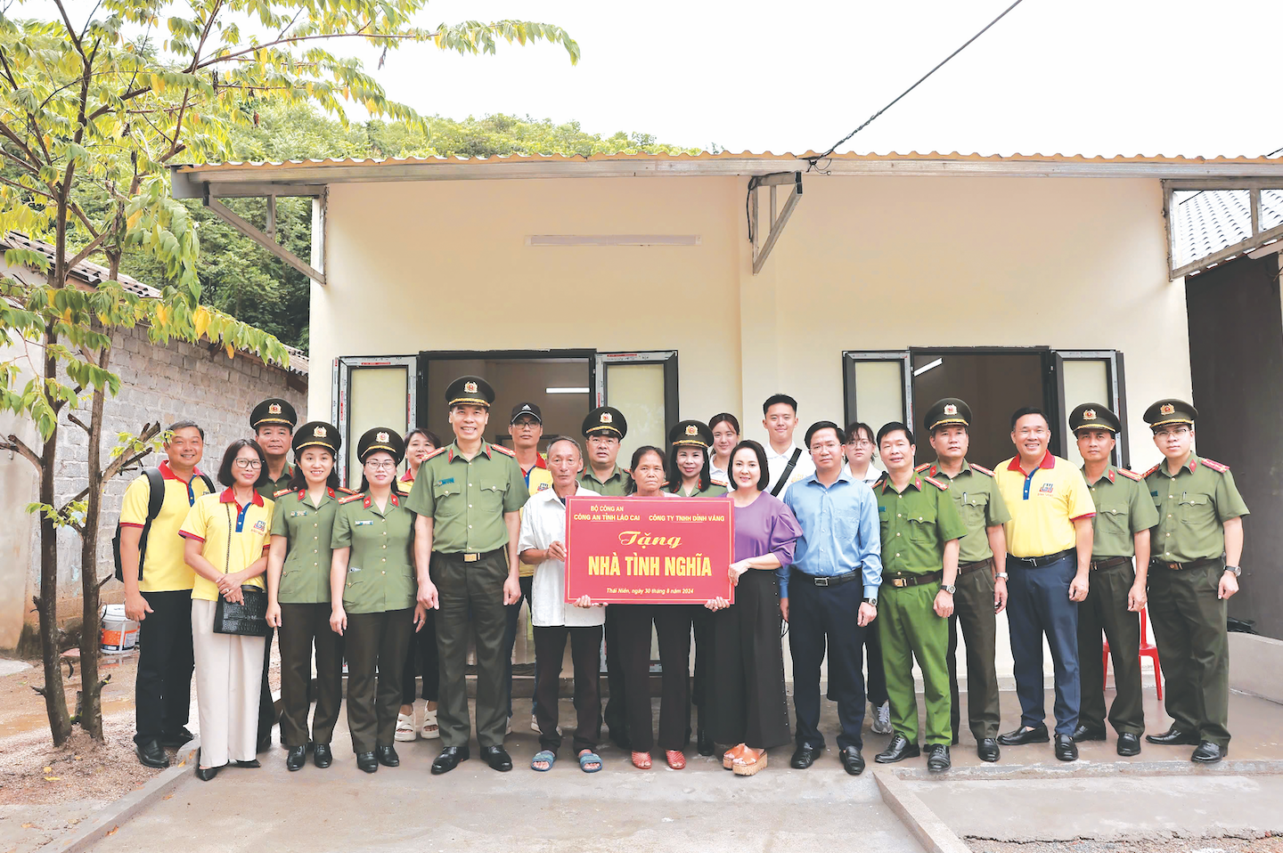 Lễ trao tặng nhà tình nghĩa cho gia đình bà Hồ Thị Rom tại thôn Cầu Xum, xã Thái Niên, huyện Bảo Thắng, tỉnh Lào Cai