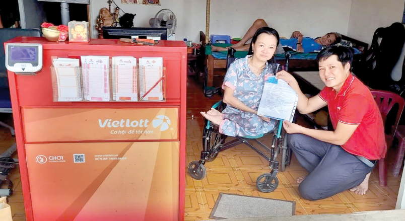Vietlott cùng Quỹ Tâm Tài Việt trao tặng bảo hiểm sức khỏe đến người bán vé số