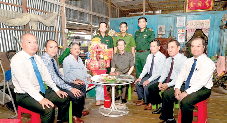 Ủy viên Trung ương Đảng, Bí thư Tỉnh ủy An Giang Lê Hồng Quang cùng các đồng chí lãnh đạo tỉnh và TP. Châu Đốc thăm tặng quà gia đình chính sách trên địa bàn phường Vĩnh Mỹ, TP. Châu Đốc