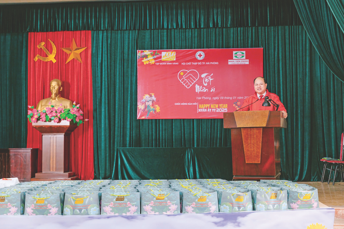 Ông Bùi Mạnh Phúc – Chủ tịch Hội Chữ thập đỏ TP. Hải Phòng phát biểu tại Chương trình Tết Nhân Ái - Xuân Ất Tỵ 2025