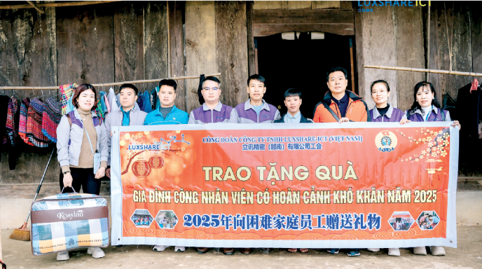 Công đoàn Công ty tặng quà cho những gia đình có hoàn cảnh khó khăn
