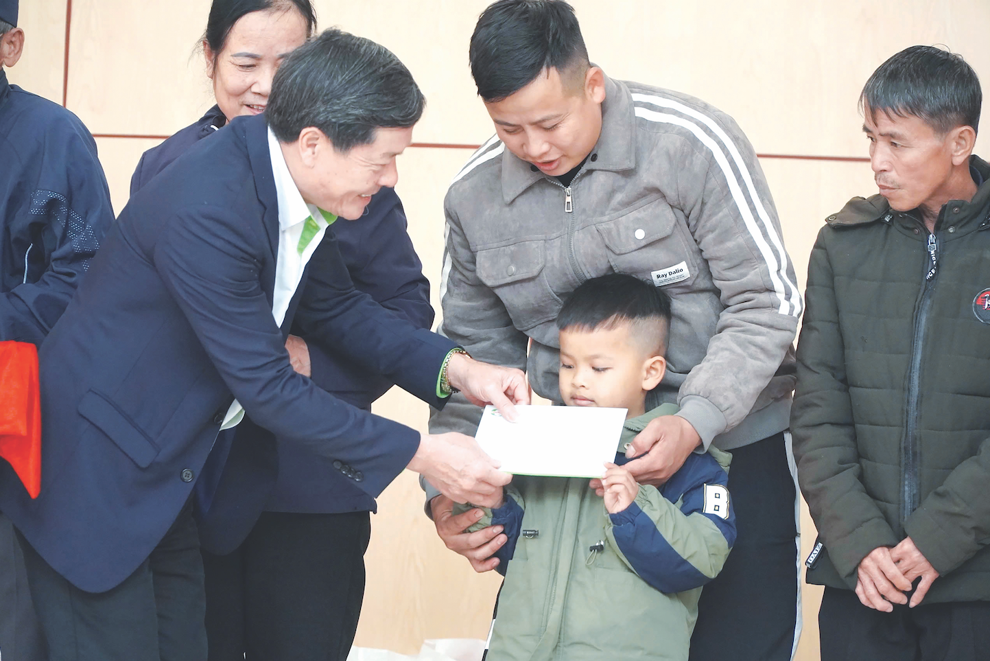 Ông Phạm Hồng Sỹ - Chủ tịch Công đoàn Công ty CP Nhựa Thiếu niên Tiền phong tặng quà cho các hộ nghèo