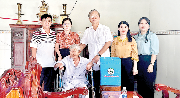 Bí thư Huyện ủy Cao Quang Liêm thăm và tặng quà Anh hùng Lực lượng vũ trang Nhân dân Đại tá Lê Thành Cư