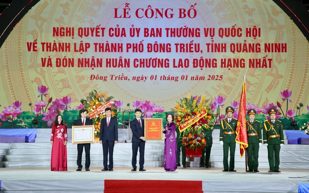 Ủy viên Trung ương Đảng, Phó Chủ tịch Quốc hội Nguyễn Thị Thanh trao Nghị quyết của Ủy ban Thường vụ Quốc hội về thành lập TP. Đông Triều trực thuộc tỉnh Quảng Ninh. Ảnh: Minh Hà