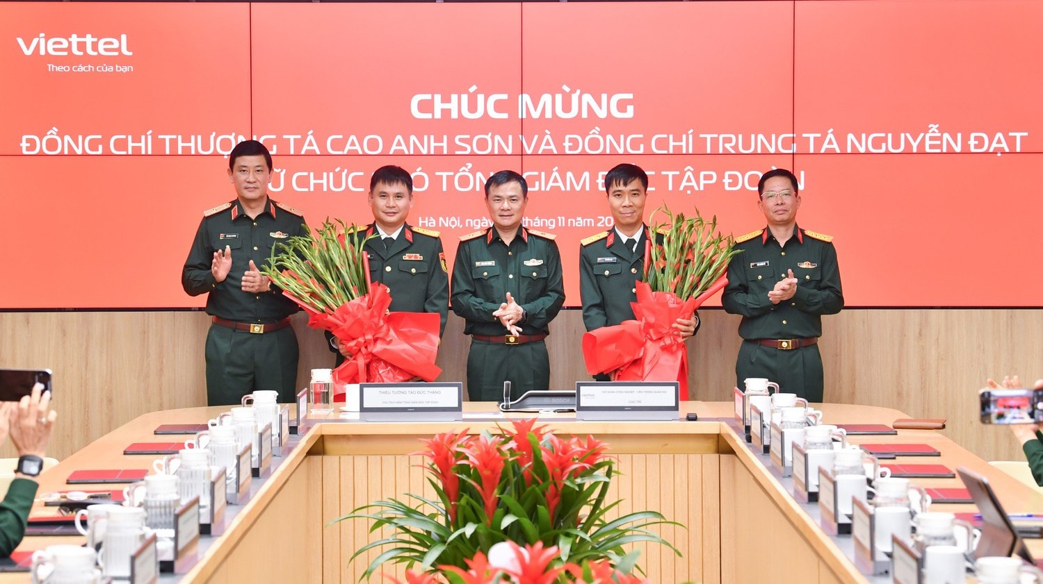 Trao quyết định bổ nhiệm 2 Phó Tổng Giám đốc Tập đoàn là Thượng tá Cao Anh Sơn và Trung tá Nguyễn Đạt