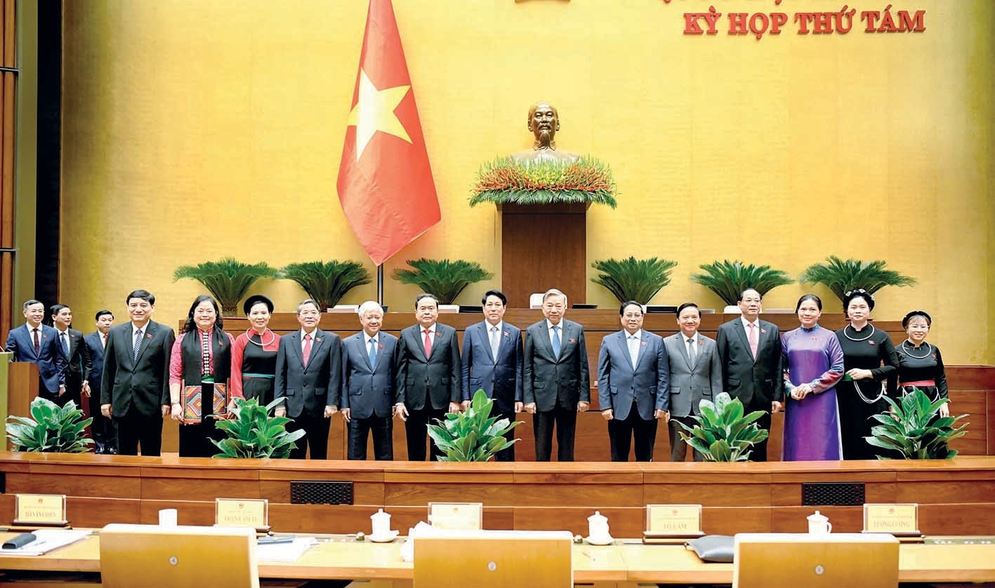 Tổng Bí thư Tô Lâm, Chủ tịch nước Lương Cường, Thủ tướng Phạm Minh Chính, Chủ tịch Quốc hội Trần Thanh Mẫn, Phó Chủ tịch Quốc hội Nguyễn Khắc Định và các đại biểu Quốc hội tại Kỳ họp thứ Tám, Quốc hội Khóa XV