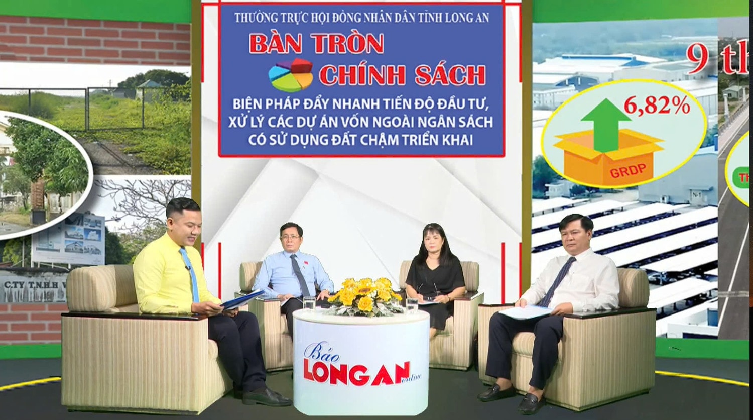 TS .Mai Văn Nhiều - Ủy viên Ban Thường vụ Tỉnh ủy, Phó Chủ tịch Thường trực HĐND tỉnh Long An (đeo huy hiệu đại biểu) và chuyên gia trao đổi, khuyến nghị tại Chương trình “Bàn tròn chính sách”. Ảnh: Công Thành