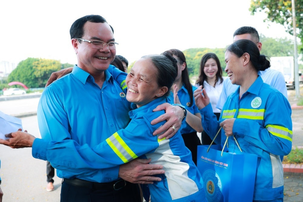Công nhân môi trường đô thị Hà Nội phấn khởi khi nhận được sự động viên, chia sẻ của lãnh đạo Tổng Liên đoàn Lao động Việt Nam