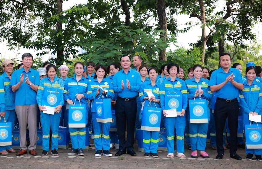 Ủy viên Trung ương Đảng, Chủ tịch Tổng Liên đoàn Lao động Việt Nam Nguyễn Đình Khang thăm, tặng quà người lao động Công ty Trách nhiệm hữu hạn MTV Môi trường đô thị Hà Nội
