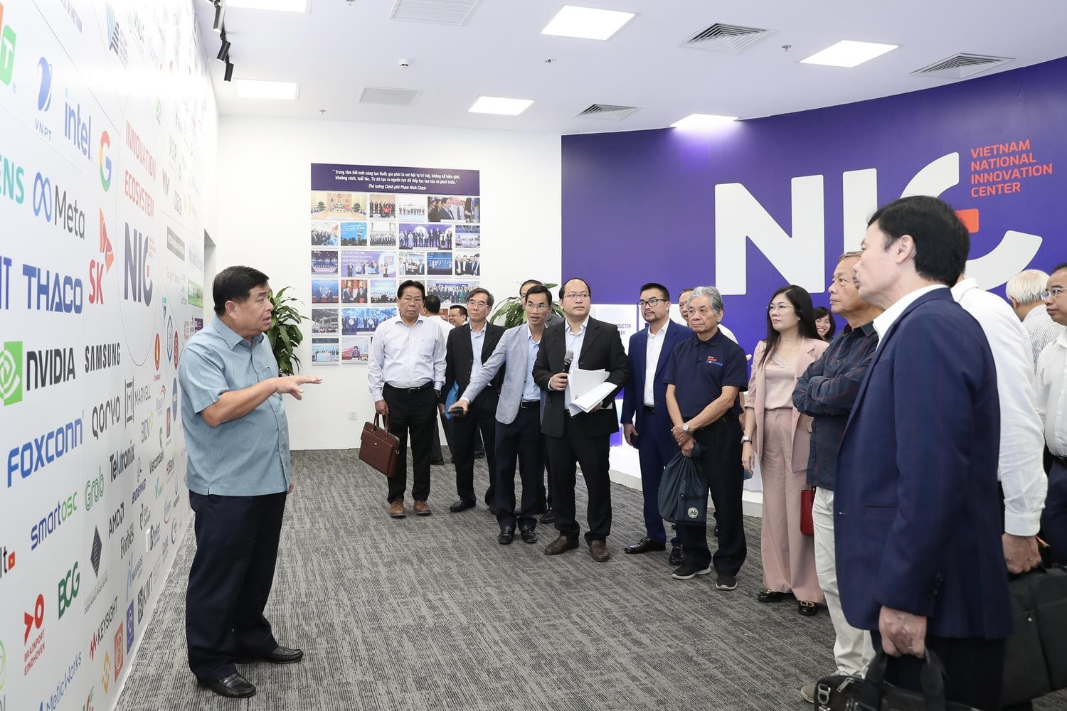Bộ trưởng Nguyễn Chí Dũng và Liên hiệp các Hội Khoa học và Kỹ thuật Việt Nam đi thăm quan cơ sở tại Khu công nghệ cao Hòa Lạc. Ảnh: MPI
