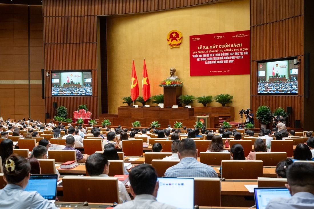 ra-mat-sach-quoc-hoi.jpg