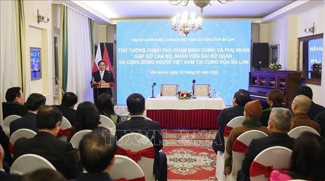 Thủ tướng Phạm Minh Chính phát biểu tại cuộc gặp cán bộ, nhân viên Đại sứ quán và cộng đồng người Việt Nam tại Cộng hòa Ba Lan. Ảnh: Dương Giang/TTXVN
