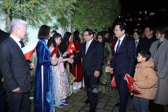 Thủ tướng Phạm Minh Chính thăm cán bộ, nhân viên Đại sứ quán và cộng đồng người Việt Nam tại Cộng hòa Ba Lan. Ảnh: Dương Giang/TTXVN