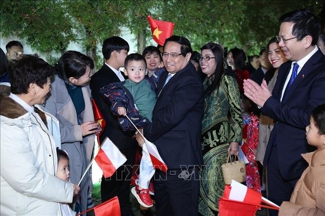 Thủ tướng Phạm Minh Chính thăm cán bộ, nhân viên Đại sứ quán và cộng đồng người Việt Nam tại Cộng hòa Ba Lan. Ảnh: Dương Giang/TTXVN