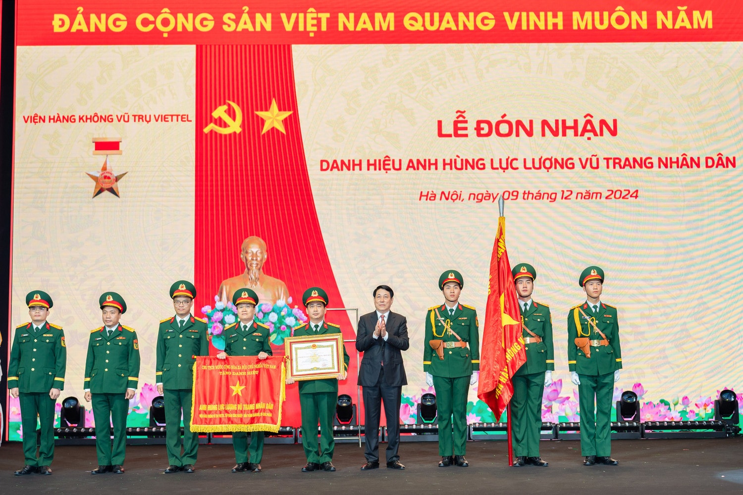 Chủ tịch nước Lương Cường chúc mừng và trao tặng danh hiệu Anh hùng Lực lượng Vũ trang Nhân dân cho Viện Hàng không Vũ trụ Viettel