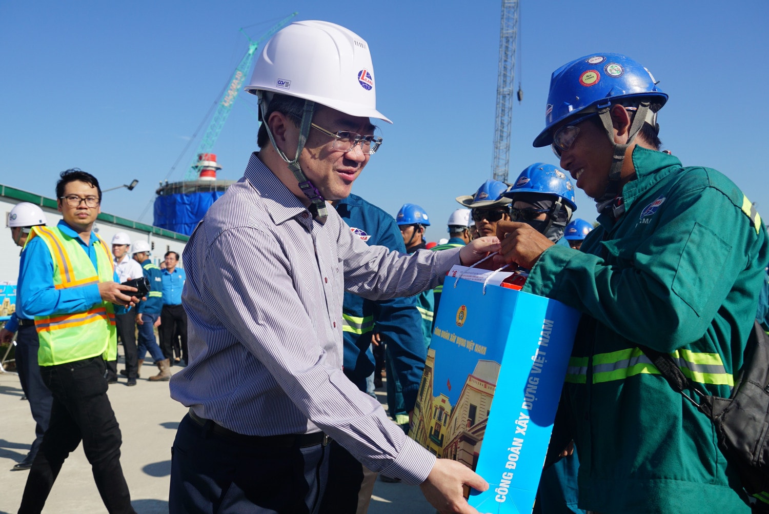 Bộ trưởng Bộ Xây dựng Nguyễn Thanh Nghị tặng quà người lao động tại Nhà máy Điện Nhơn Trạch 3-4, Đồng Nai