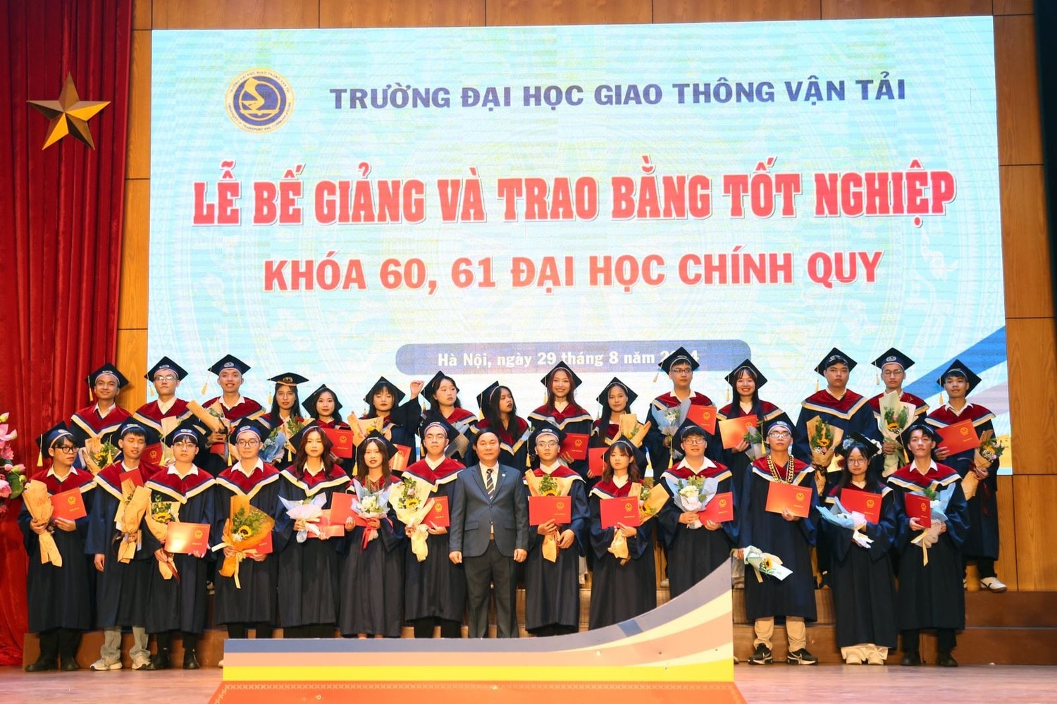 GS.TS.NGND Nguyễn Ngọc Long với các tân kỹ sư, cử nhân tốt nghiệp loại xuất sắc
