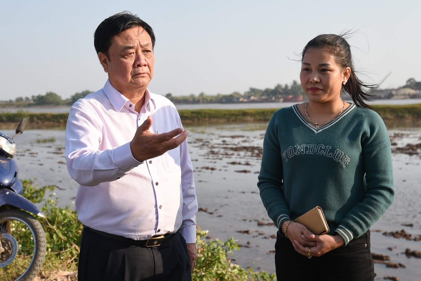 Bộ trưởng Bộ Nông nghiệp và Phát triển nông thôn Lê Minh Hoan trao đổi về nâng cao giá trị sản xuất trên diện tích đất nông nghiệp