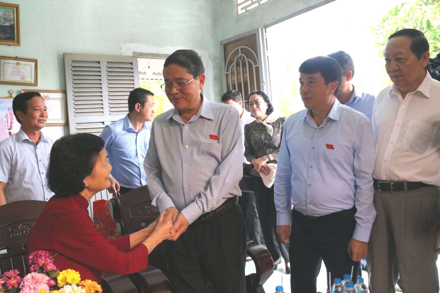 tham-tang-qua-gia-dinh-thuong-binh-1.jpg