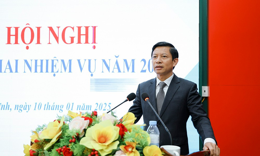 Giám đốc BHXH tỉnh Hà Tĩnh Nguyễn Văn Đồng phát biểu tại hội nghị. Ảnh: Thái An