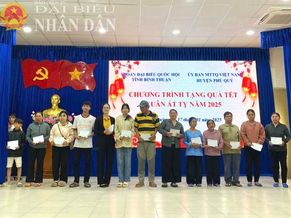 Đại diện Ủy ban MTTQ Việt Nam tỉnh Bình Thuận trao quà Tết cho gia đình nghèo huyện Phú Quý
