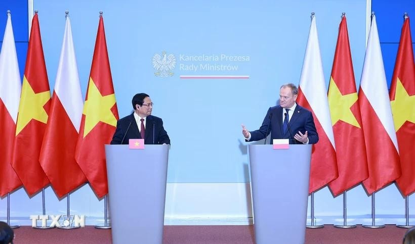 Thủ tướng Phạm Minh Chính và Thủ tướng Ba Lan Donald Tusk gặp gỡ báo chí hai nước sau hội đàm. Ảnh: Dương Giang/TTXVN