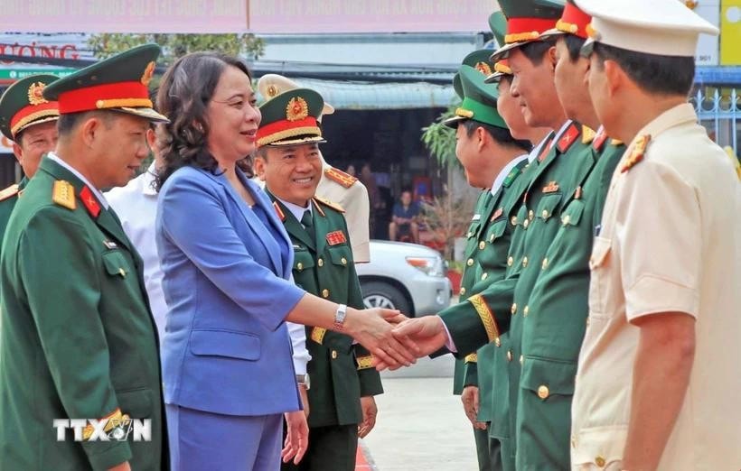 Phó Chủ tịch nước Võ Thị Ánh Xuân đến thăm, chúc Tết các lực lượng vũ trang nhân dân tại Bộ Chỉ huy Quân sự tỉnh Cà Mau. Ảnh: Huỳnh Anh/TTXVN