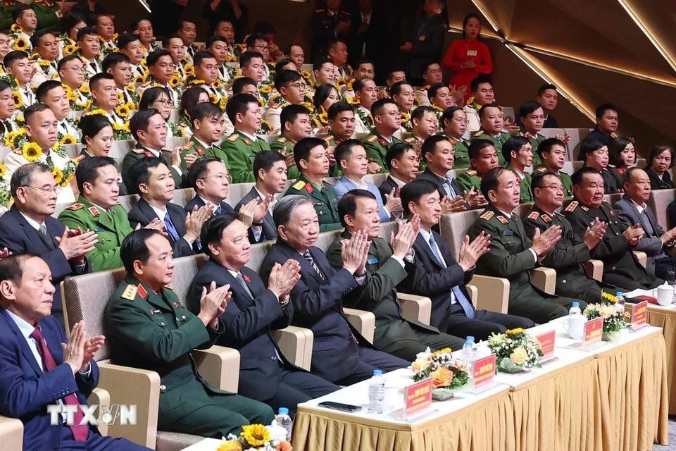 Tổng Bí thư Tô Lâm và các đại biểu dự chương trình Gặp mặt những tấm gương công an xã, thị trấn và lực lượng tham gia bảo vệ an ninh trật tự ở cơ sở tiêu biểu. Ảnh: Thống Nhất/TTXVN