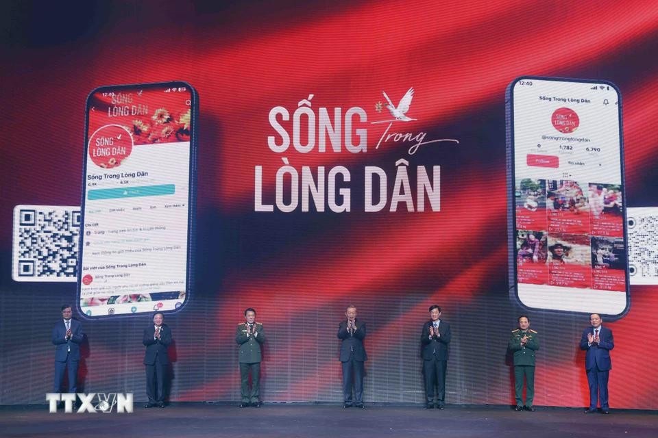 Tổng Bí thư Tô Lâm và các đại biểu thực hiện nghi thức phát động "Chiến dịch Hoa Hướng dương" do Bộ Công an phát động nhằm chia sẻ hình ảnh đẹp trên không gian mạng vì cuộc sống bình yên. Ảnh: Phạm Kiên/TTXVN