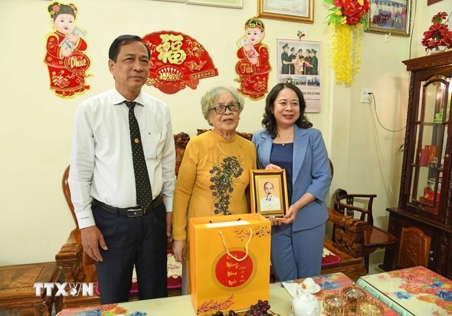Phó Chủ tịch nước Võ Thị Ánh Xuân đến thăm, chúc Tết Mẹ Việt Nam Anh hùng Trần Thị Khanh tại phường 1, thành phố Cà Mau. Ảnh: Huỳnh Anh/TTXVN