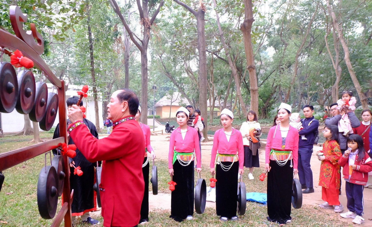 Nhà nghiên cứu văn hóa dân gian dân tộc Mường Bùi Thanh Bình biểu diễn cồng chiêng