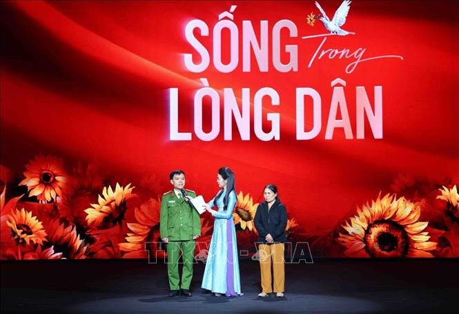 Giao lưu với các tấm gương công an xã, thị trấn và lực lượng tham gia bảo vệ an ninh trật tự ở cơ sở tiêu biểu. Ảnh: Phạm Kiên/TTXVN