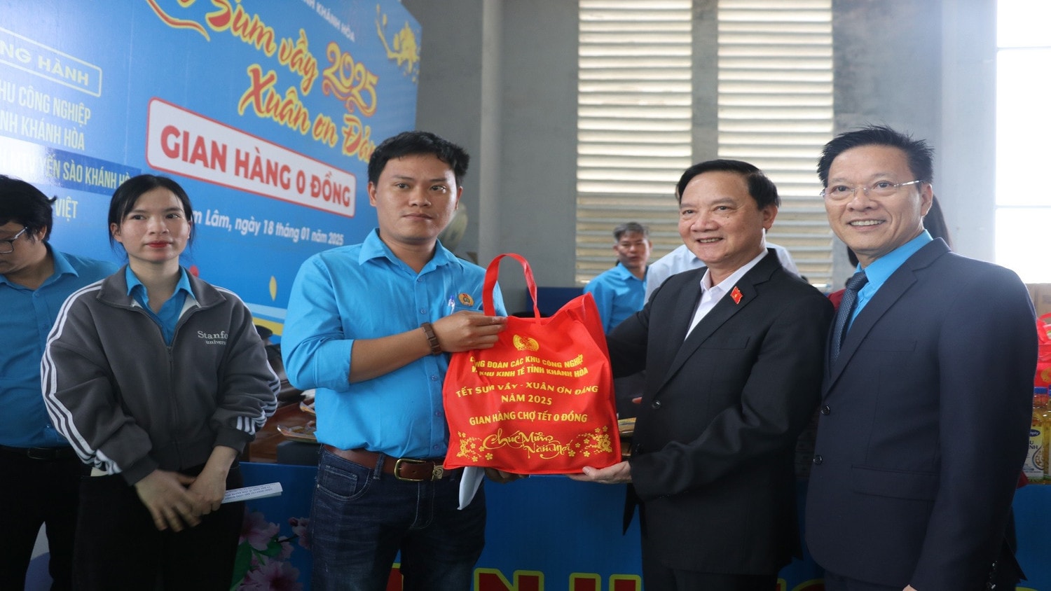 Phó Chủ tịch Quốc hội Nguyễn Khắc Định tặng quà động viên công nhân, người lao động tại Khu công nghiệp Suối Dầu, huyện Cam Lâm