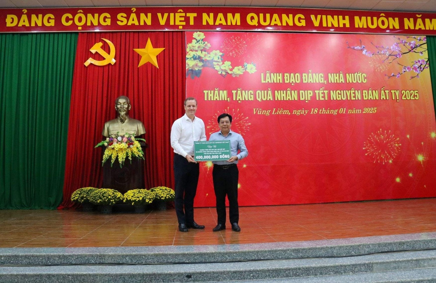 dai-dien-heniken-trao-tien-ho-tro.jpg