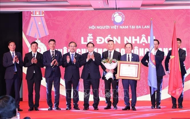 Thủ tướng Phạm Minh Chính trao Huân chương Lao động hạng Ba cho Hội người Việt Nam tại Ba Lan. Ảnh: Dương Giang/TTXVN