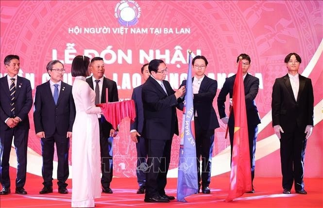 Thủ tướng Phạm Minh Chính gắn Huân chương Lao động hạng Ba tặng Hội người Việt Nam tại Ba Lan. Ảnh: Dương Giang/TTXVN