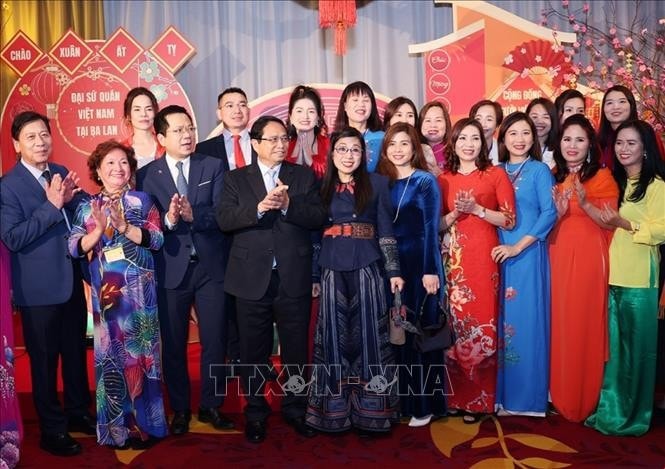 Thủ tướng Phạm Minh Chính và Phu nhân với cộng đồng người Việt Nam dự Chương trình Xuân Quê hương 2025 tại Ba Lan. Ảnh: Dương Giang/TTXVN