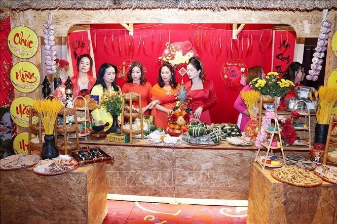 Gian hàng của cộng đồng người Việt Nam tại hội chợ Tết. Ảnh: Dương Giang/TTXVN