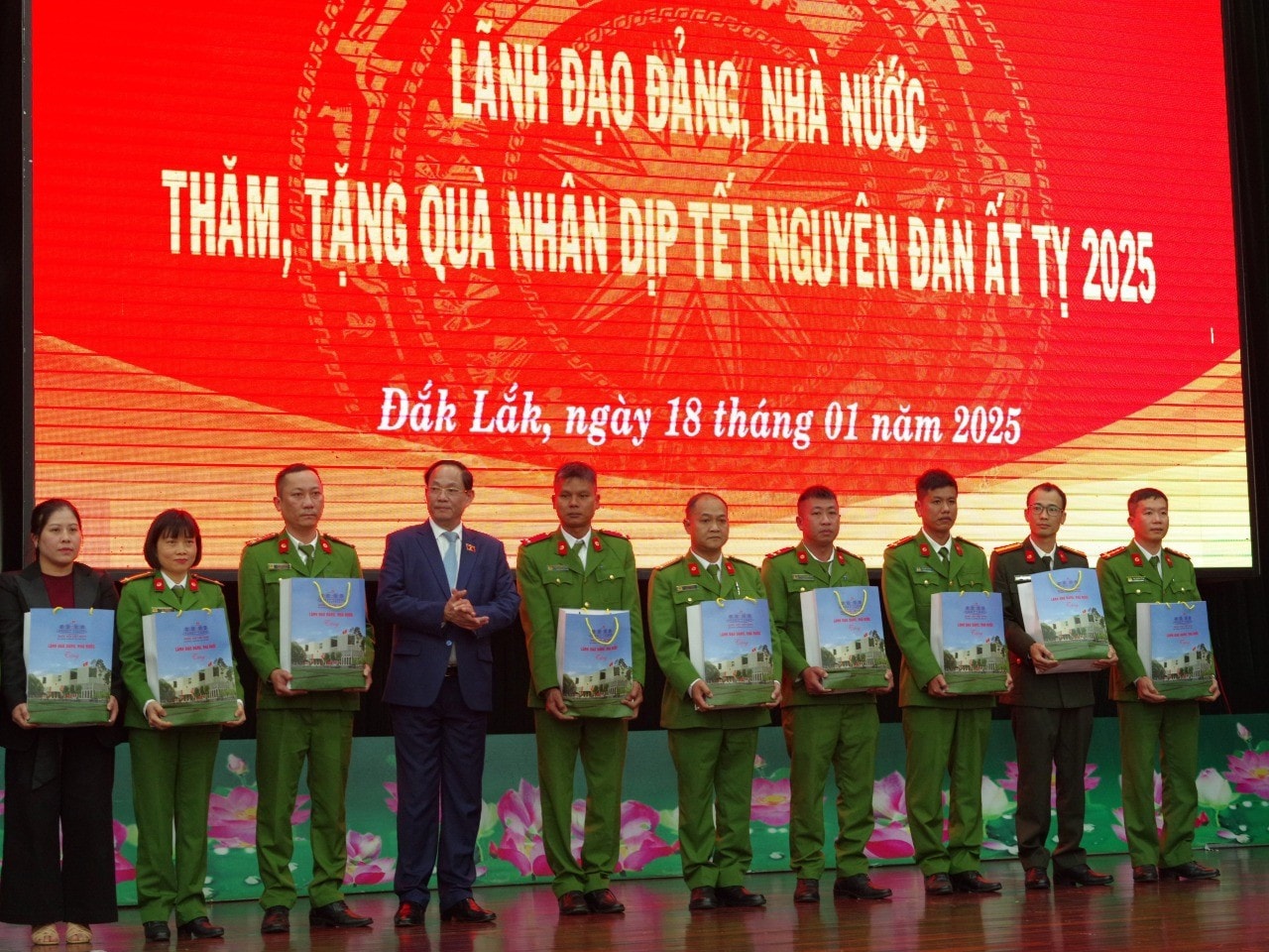 Phó Chủ tịch Quốc hội, Thượng tướng Trần Quang Phương trao quà Tết cho cán bộ, chiến sĩ Công an tỉnh Đắk Lắk