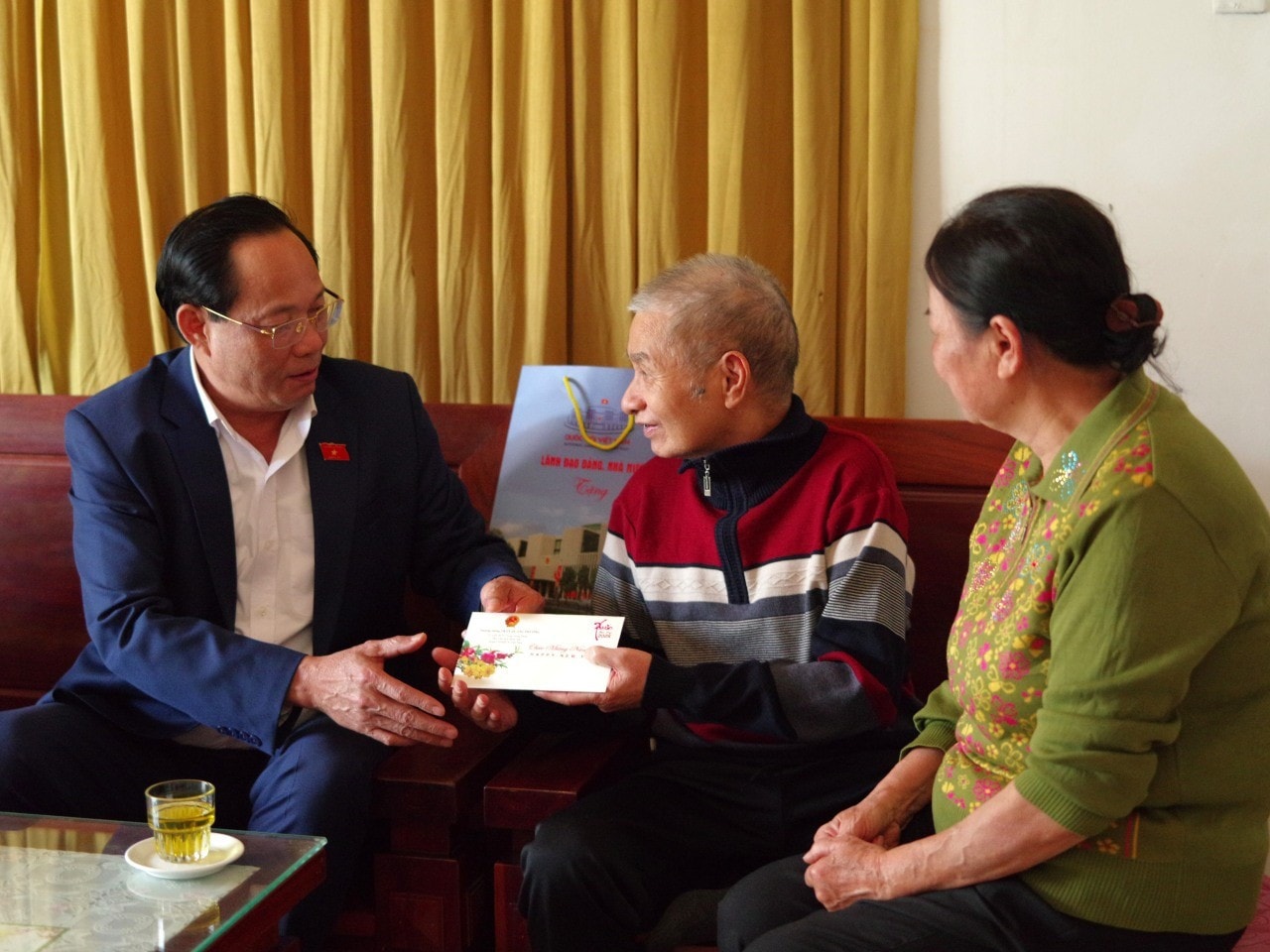 Phó Chủ tịch Quốc hội, Thượng tướng Trần Quang Phương thăm, tặng quà Tết gia đình thương binh Phùng Văn Quý ở TP. Buôn Ma Thuột, Đắk Lắk