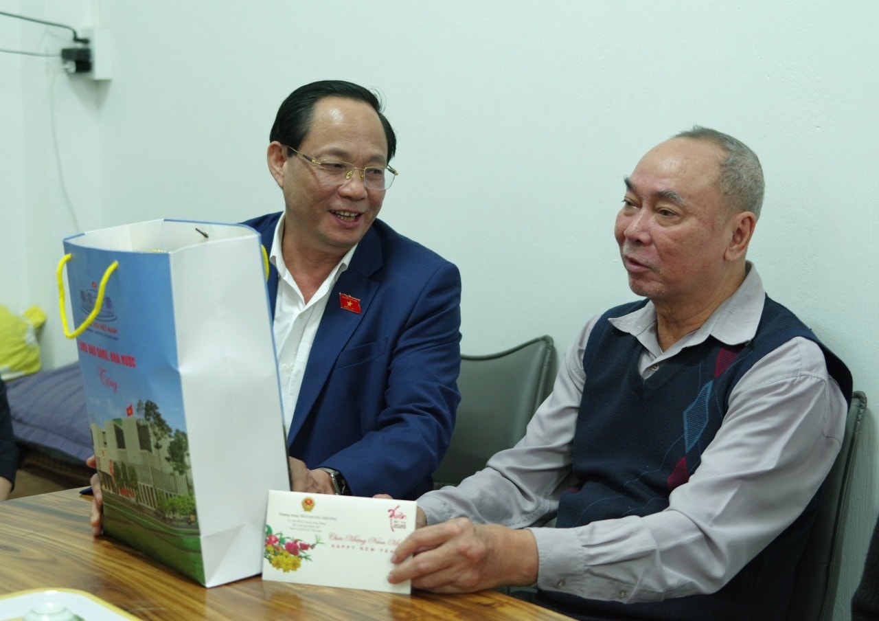 Phó Chủ tịch Quốc hội, Thượng tướng Trần Quang Phương thăm, tặng quà Tết gia đình thương binh Nguyễn Văn Sẻ ở TP. Buôn Ma Thuột, Đắk Lắk