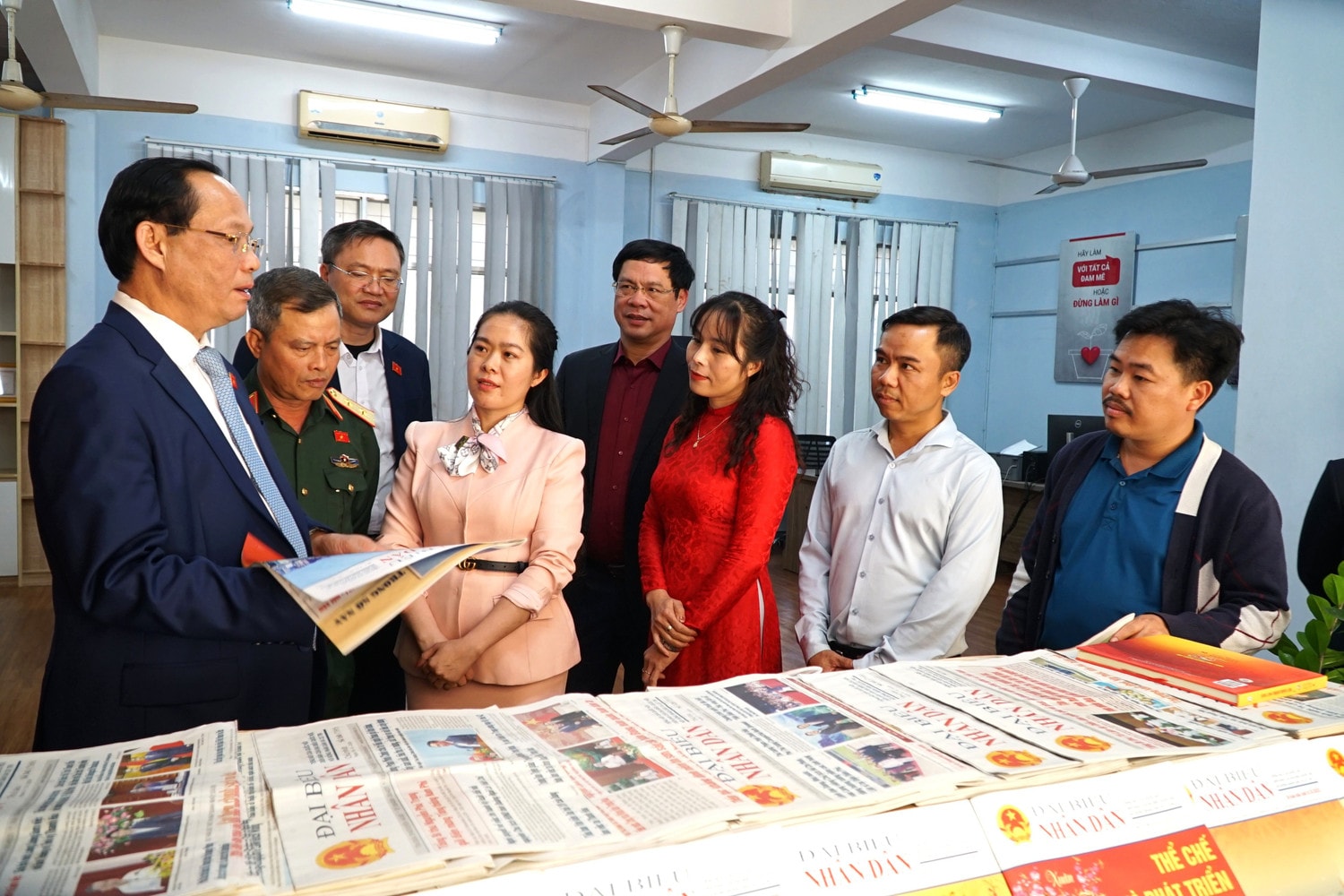 Phó Chủ tịch Quốc hội, Thượng tướng Trần Quang Phương thăm, chúc Tết Văn phòng thường trú Báo Đại biểu Nhân dân Khu vực Tây Nguyên - Duyên hải Nam Trung Bộ tại TP. Buôn Ma Thuột (Đắk Lắk)