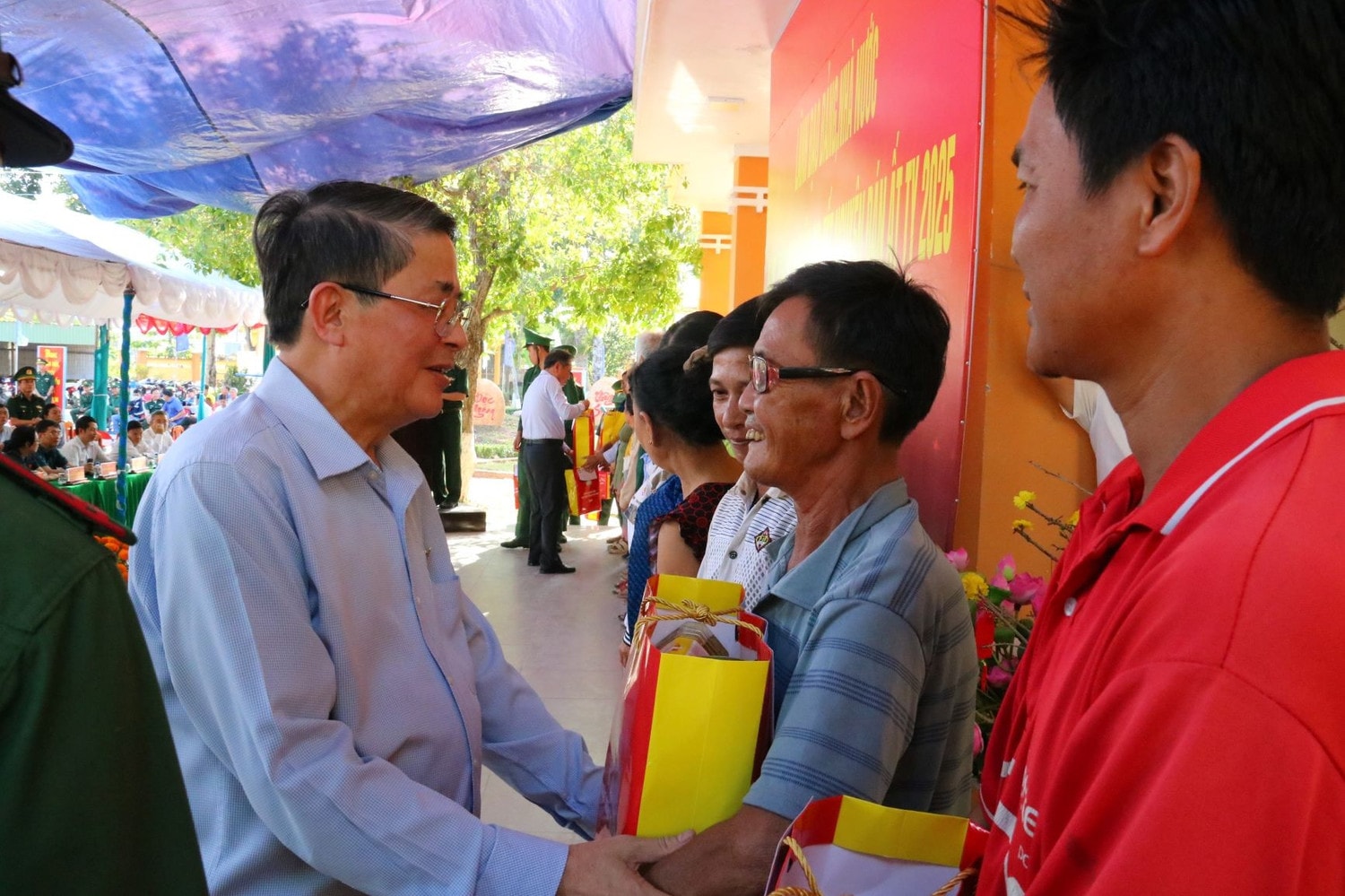 Phó Chủ tịch Quốc hội Nguyễn Đức Hải tặng quà cho các gia đình chính sách tại xã Thường Phước, huyện Hồng Ngự