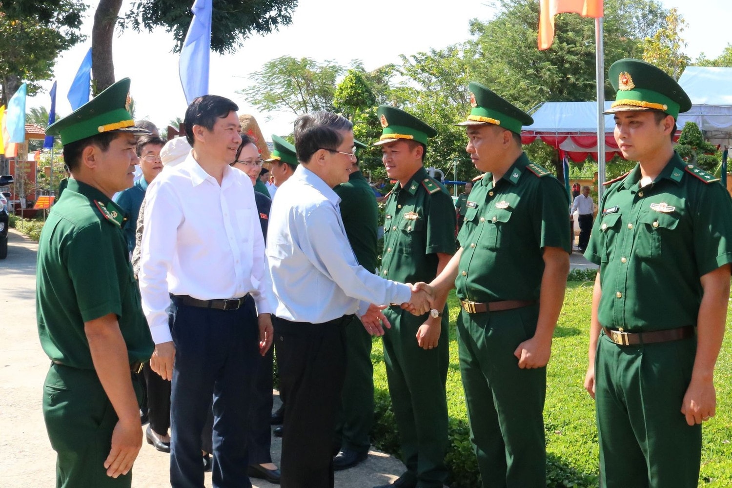 Phó Chủ tịch Quốc hội Nguyễn Đức Hải cùng lãnh đạo tỉnh Đồng Tháp đến thăm và tặng quà cán bộ chiến sĩ Đồn Biên phòng Cửa khẩu Thường Phước