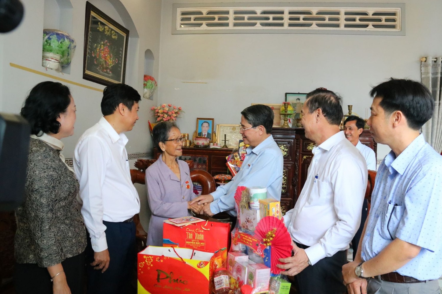 Phó Chủ tịch Quốc hội Nguyễn Đức Hải và đoàn công tác đến thăm và tặng quà gia đình thương binh Nguyễn Thị Tiếu