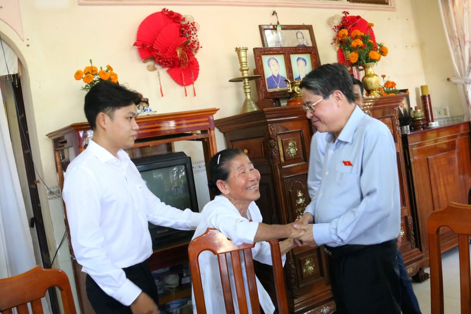 Phó Chủ tịch Quốc hội Nguyễn Đức Hải và đoàn công tác đến thăm và tặng quà gia đình thương binh Lê Thị Lượng